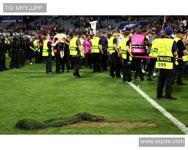 欧冠门票系统故障引发数万球迷排队长达12小时抢购盛况 欧冠门票系统故障引发数万球迷排队长达12小时抢购盛况